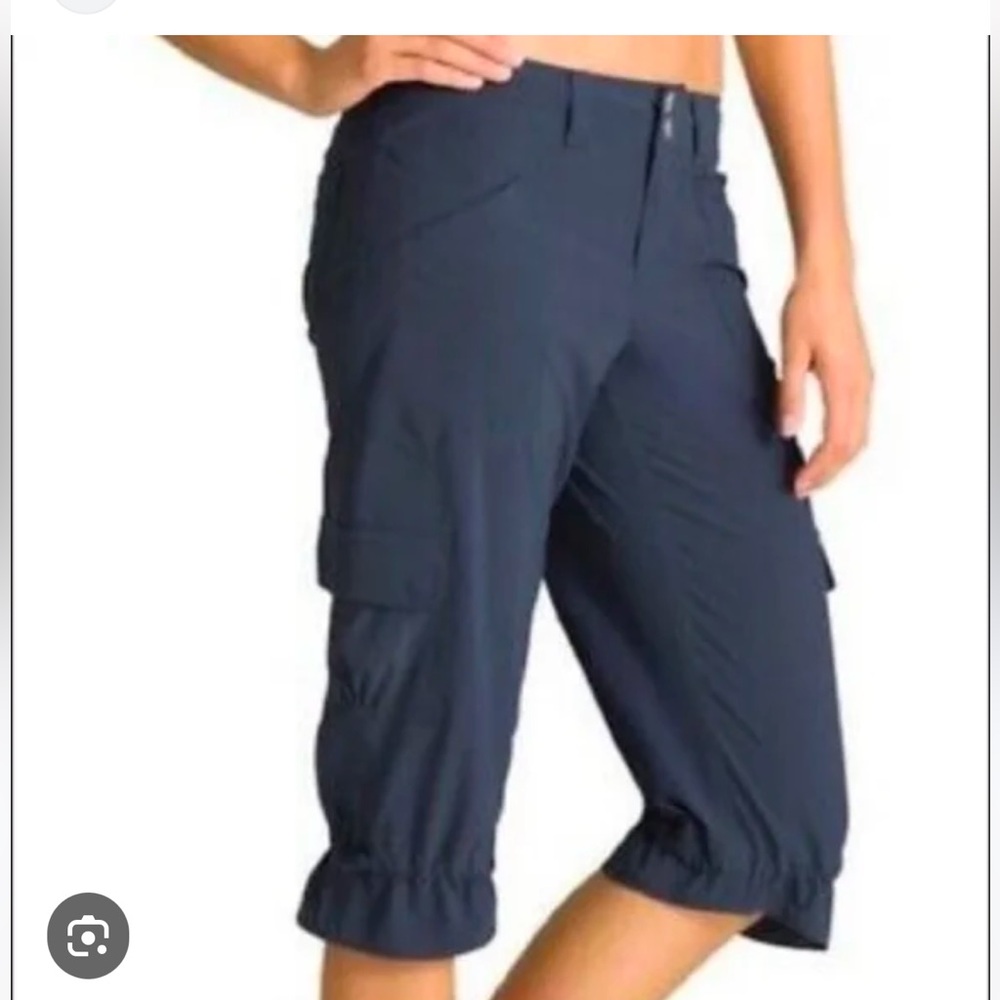 Athleta size 4-Black Dipper Cargo straight leg cropped capri active pants
